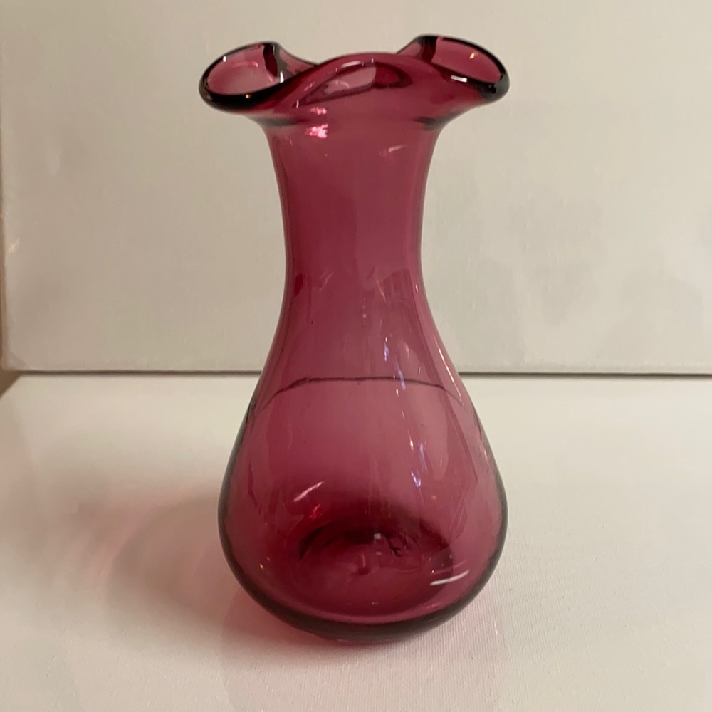 Pilgrim Glass-Beautiful Vintage hand blown pink ruffled vase.80s